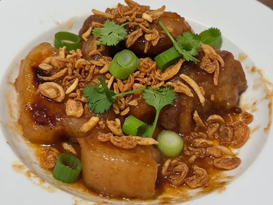 Cả đĩa thịt heo rô ti đầy đặn, rắc hành tỏi phi, hành lá và ngò